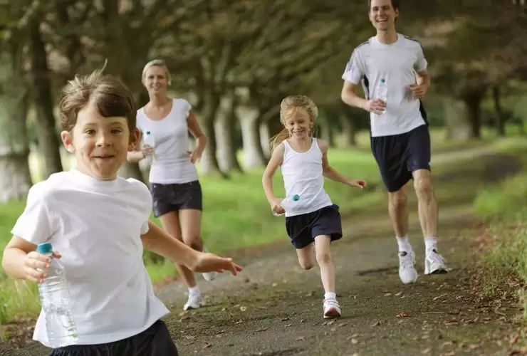 Exercícios para toda a família,a qui temos uma família correndo no parque. 